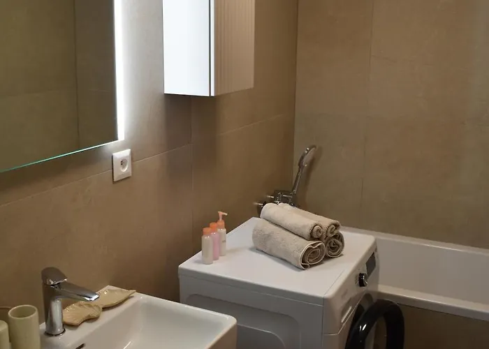 Elegant Near Downtown